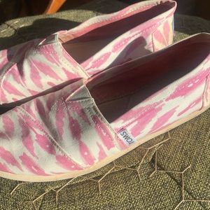 Toms Pink and White Aztec Print Flats